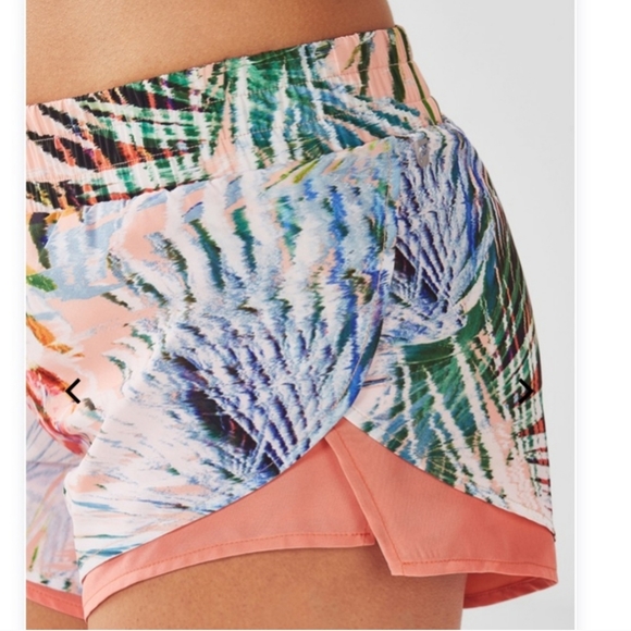 Fabletics Latrice Shorts Ginger Tropical Palm Marbella Print Medium - Picture 12 of 13